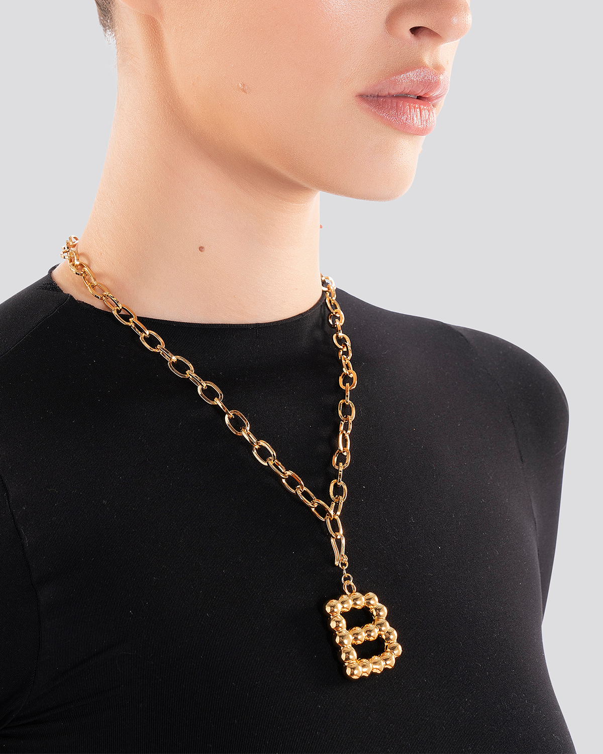 BOLD LETTER NECKLACE GOLD